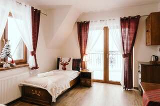 Отели типа «постель и завтрак» Willa Góralski Styl Буковина-Татшаньска Трехместный номер с балконом-4